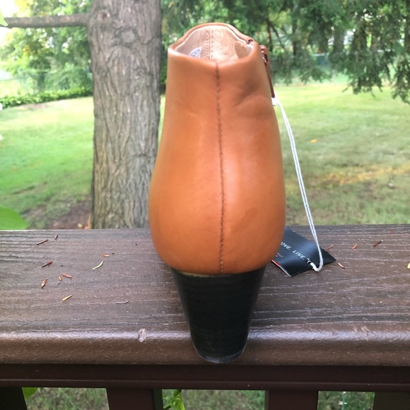 ๐บ Vionic Leather Ankle Booties ๐บ - Picture 5 of 15